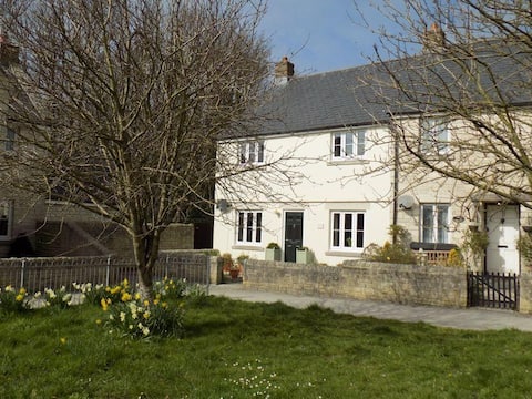 Successful Airbnb property: Lovely Holiday Home, opp Church Ope Cove, Portland in Weymouth And Portland