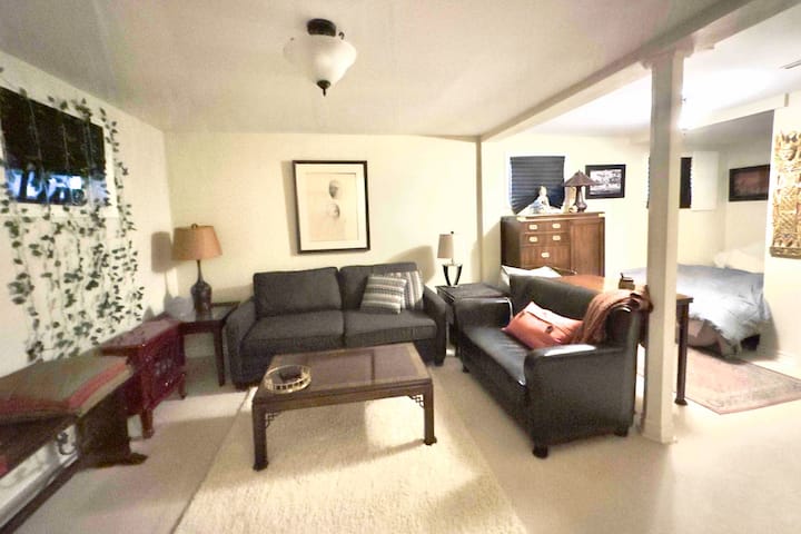 Comfy & Elegant Bedroom W/ Private Living Room - Collingwood