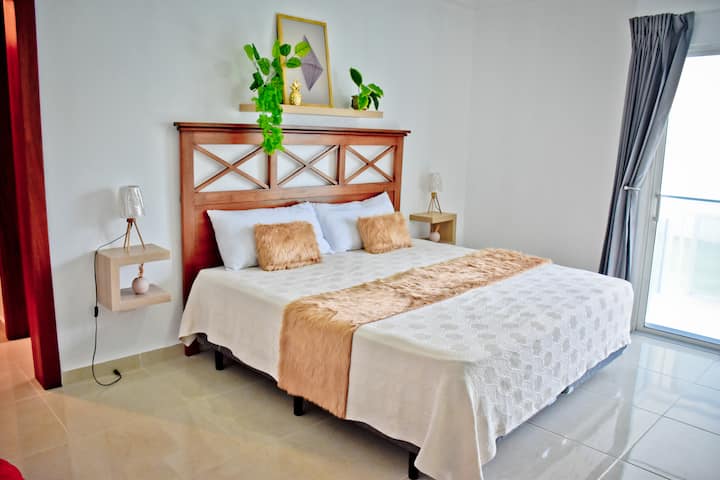 חדר שינה ראשי עם חדר רחצה מלא פרטי וארון בגדים. מיטת קינג סייז!