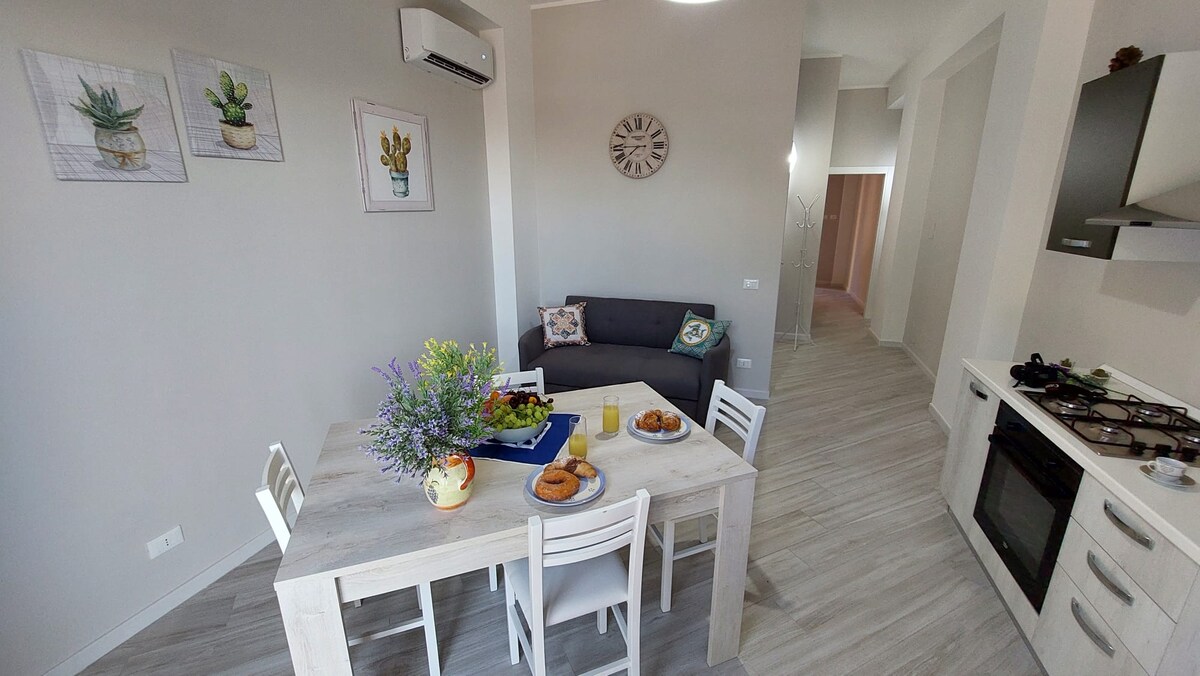 סלון מטבח עם טלוויזיה ומרפסת המשקיפה על המרינה