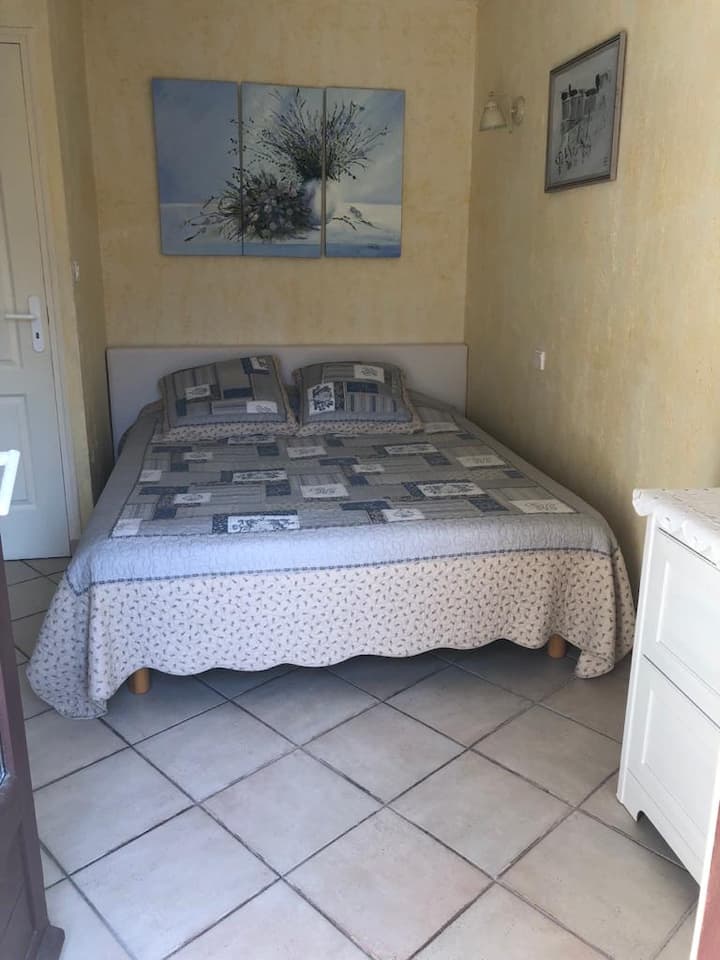 غرفة نوم 3 مع سرير مزدوج