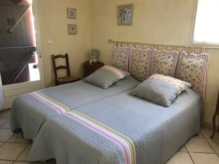 غرفة نوم 1 بسريرين فرديين.