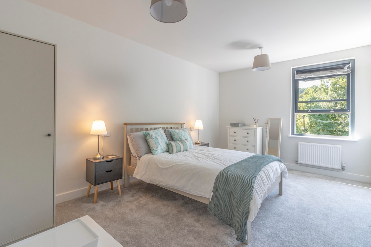 חדר שינה ראשי עם מיטה זוגית, שטיחים חדשים, שידת מגירות, ארונות ליד המיטה וארון בגדים