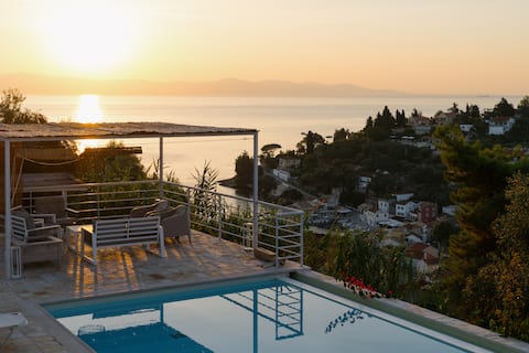 Successful Airbnb property: Exceptional view of the sea and the port of Loggos in Δήμος Παξών