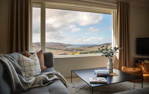 The West Nest -Luxury Cottage, Sea Views & Hot Tub