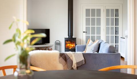 The West Nest - A luxury cottage with sea views