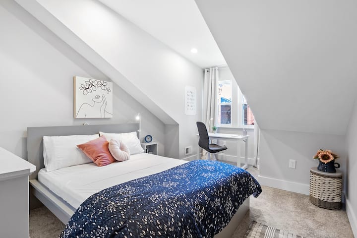 Master suite loft (3. kat) s WC-om u apartmanu ima madrac od memorijske pjene visoke veličine Queen i zavjese za zamračivanje za odličan san i odličan prostor za rad idealan za rad od kuće!