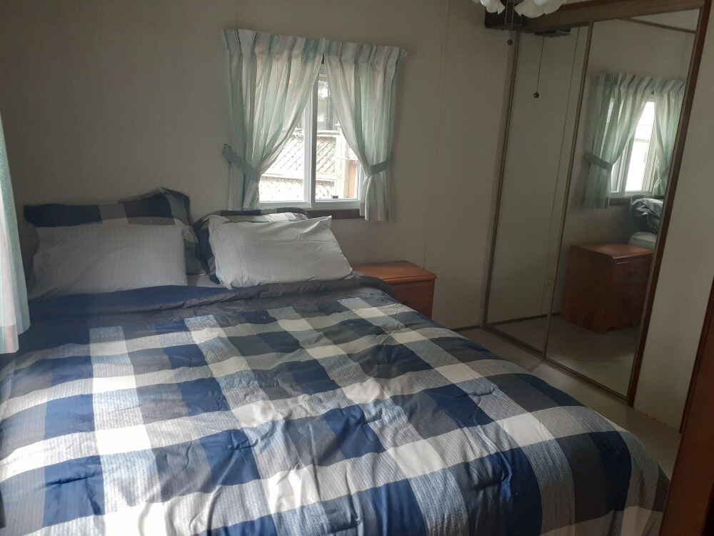 חדר שינה ראשי עם מיטת קווין סייז, עם סדין תחתון, כרבולית ו -4 כריות עם כריות.  בארון יש גם סדין אחד ושמיכה אחת, כריות וציפיות לכל אחת משלוש הספות הנפתחות. 