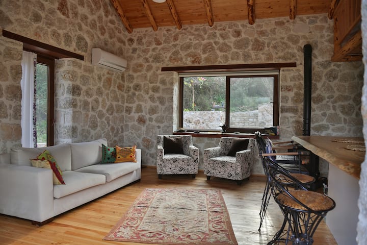 Olympos'ta Tahtalı Dağı Manzaralı Taş Ev - Adrasan