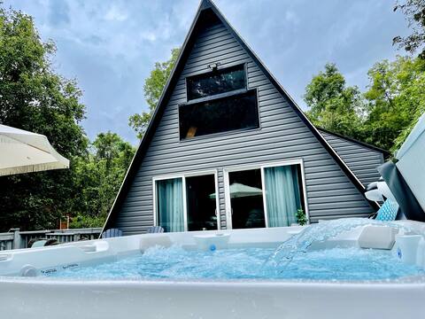 Riverfront A-Frame /Hot Tub/Fire Pit/Fast WiFi