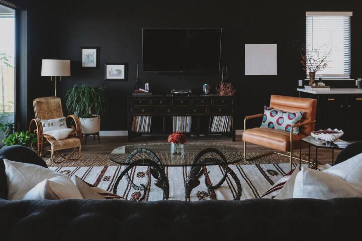 MidCentury Modern 4B Home 7mi COTA, 9mi ABIA, 12DT gallery image 5