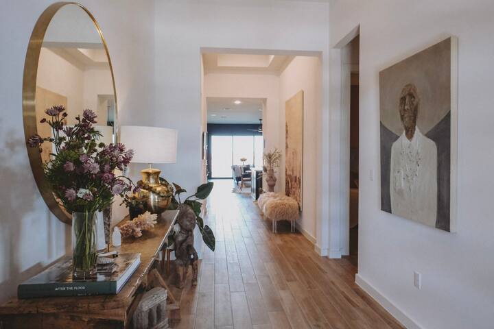 MidCentury Modern 4B Home 7mi COTA, 9mi ABIA, 12DT