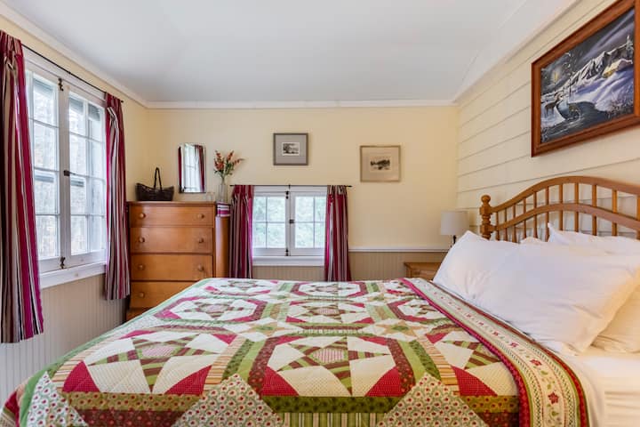 Chumba cha kulala cha Malkia cha Mwalimu nyuma ya nyumba.