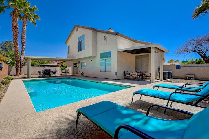 #1 Lucky Lounge – Close to Strip: Pool & Game Room gallery image 5