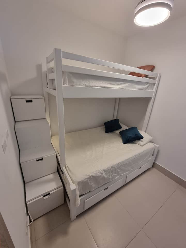Recámara 3: Litera con cama Full e individual, aire acondicionado, luz fría, cálida o intermedia y ventilador 