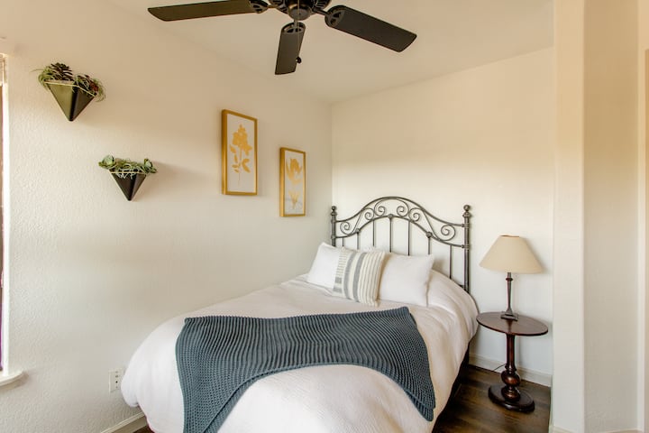 第二间卧室设有工作空间和全尺寸床