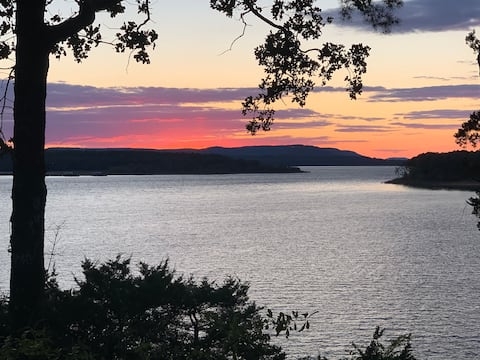 Top Airbnb: “Heber Sunsets” Lakefront 4 bdr, 3 bath in Heber Springs