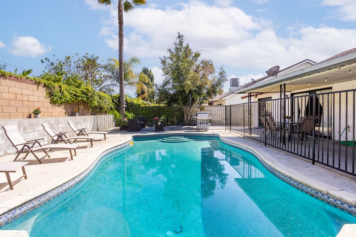 Spacious Home w/POOL – Near Universal Studio/Beach