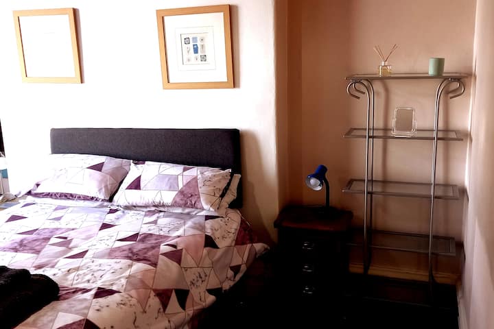 Light , comfy master bedroom , same level as adjacent shower room and airy, warm living area. 