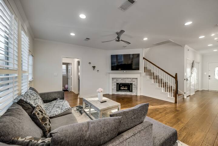 Luxury 6 Bedroom Sleeps 12 Home in N Dallas Pool gallery image 3