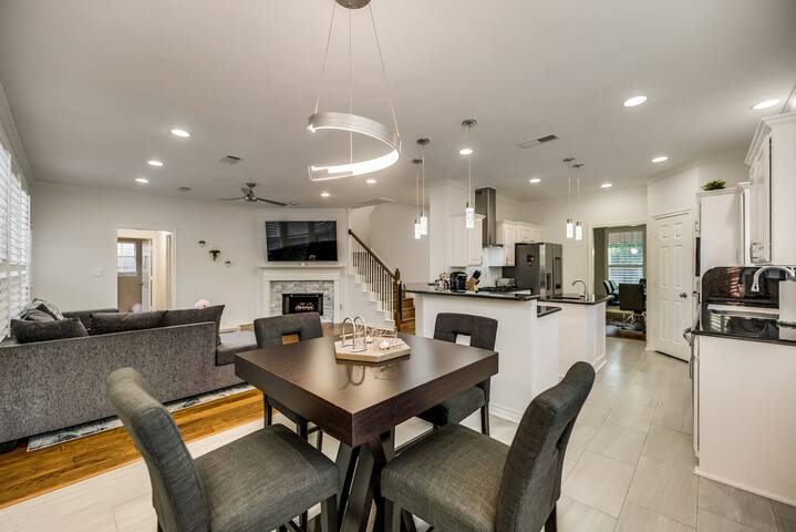 Luxury 6 Bedroom Sleeps 12 Home in N Dallas Pool gallery image 4