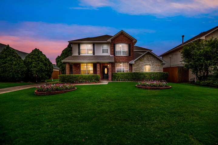 Luxury 6 Bedroom Sleeps 12 Home in N Dallas Pool