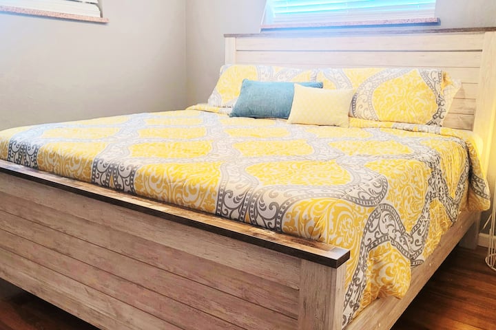 Dhomë gjumi "King" me kokë të fortë. Na vjen keq, dy dhoma gjumi "king" kanë të njëjtin komoditet, me dërrasa të ndryshme. 