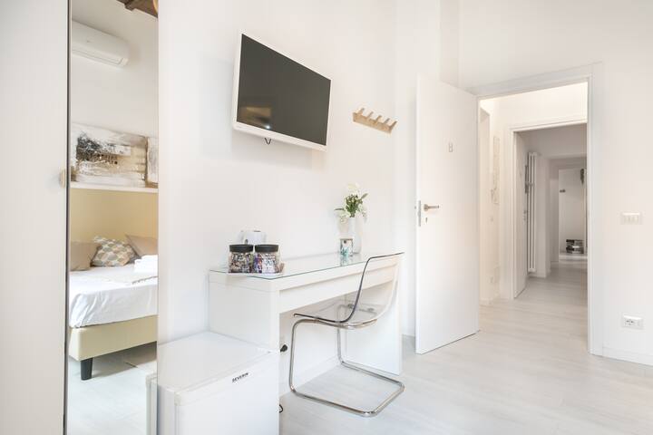Colosseo White Apartment gallery image 3