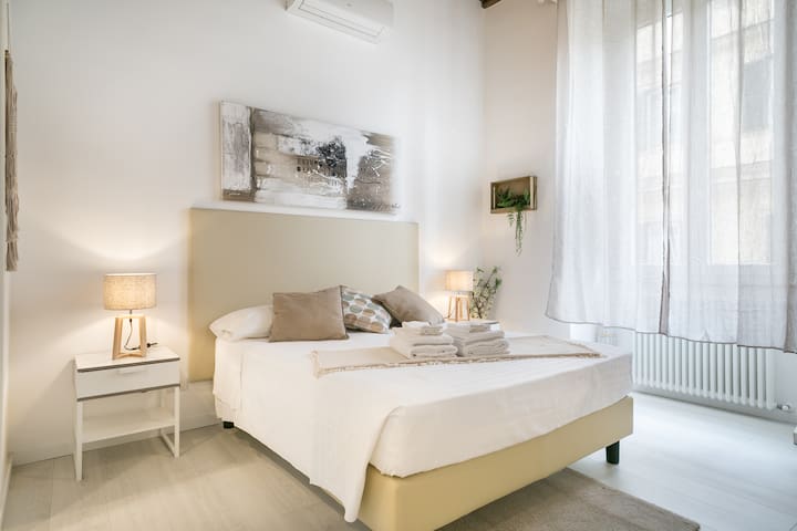 Colosseo White Apartment