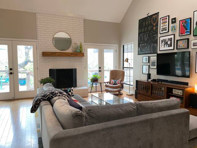 Stylish family-friendly home w/ pool and view gallery image 5