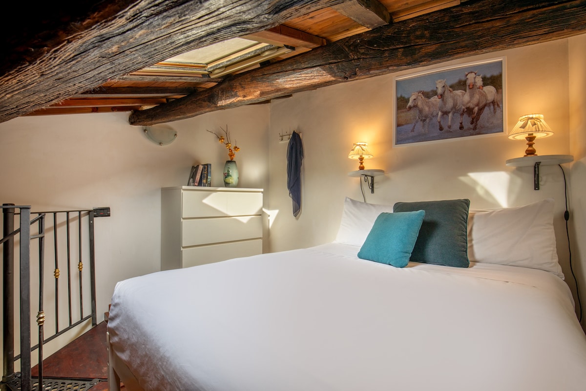 第二间双人卧室配有一张双人床和一个半梳妆台，可存放您的衣服