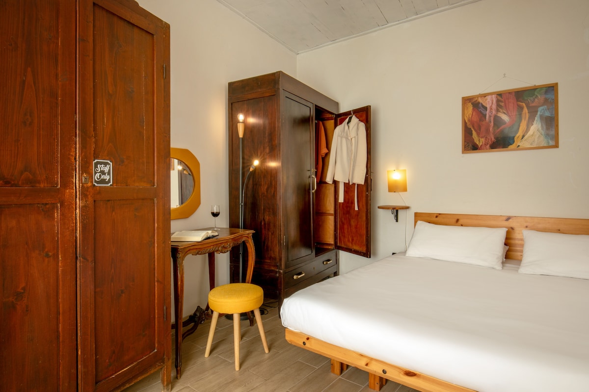 双人卧室配备加大双人床、双门衣柜和书桌