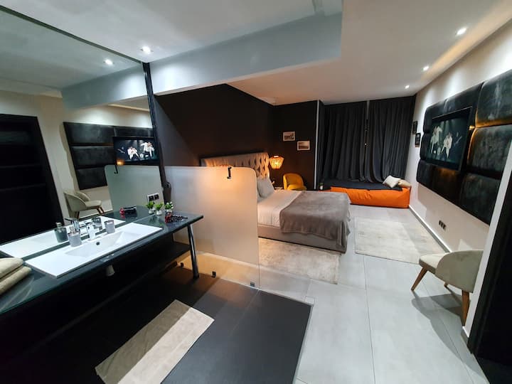 Suita e parë luksoze me Wi-Fi, televizor inteligjent, kasafortë, dhomë zhveshjeje dhe banjë të hapur
XXXXX
Suita e parë luksoze kryesore me wifi, televizor inteligjent, kasafortë, dhomë zhveshjeje dhe banjë të hapur  