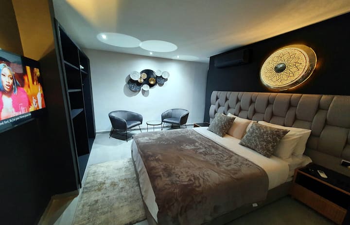 Suita e tretë luksoze kryesore me wifi, televizor inteligjent, kasafortë, dhomë zhveshjeje dhe banjë të hapur
xxxx
Suita e tretë luksoze kryesore me wifi, televizor inteligjent, kasafortë, dhomë zhveshjeje dhe banjë të hapur