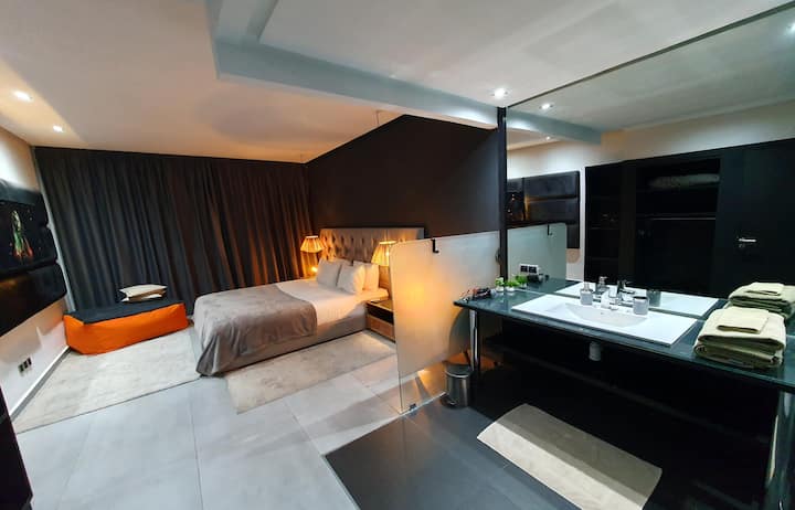 Suita e dytë luksoze kryesore me wifi, televizor inteligjent, kasafortë, dhomë zhveshjeje dhe banjë të hapur
XXXXX
Suita e dytë luksoze kryesore me wifi, televizor inteligjent, kasafortë, dhomë zhveshjeje dhe banjë të hapur