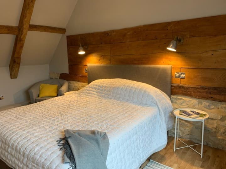 Dormitorio 1 con baño con ducha y WC