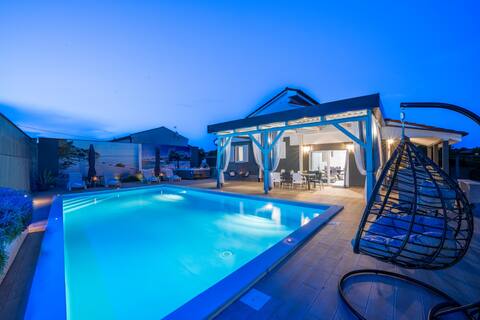 Villa Beauty with heated Pool and Jacuzzi