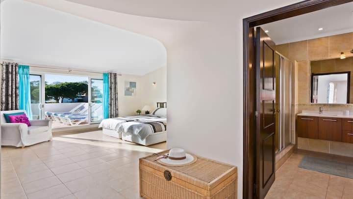 En-suite  soveværelse,  golf og havudsigt