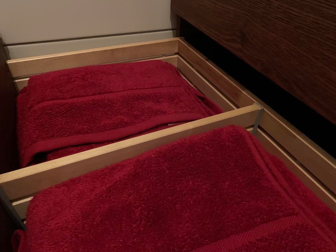 Peshqirë të freskët të disponueshëm (SETH Room).