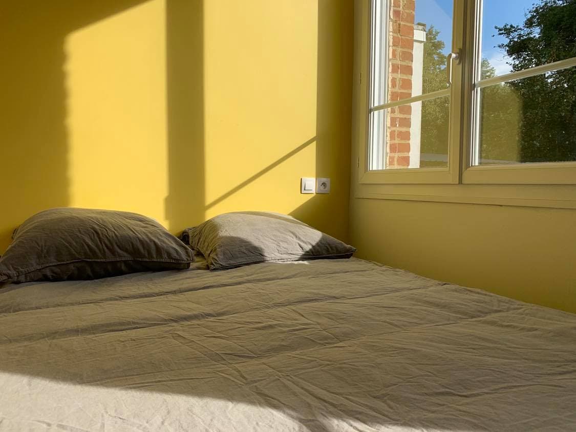 Dhomë gjumi me një krevat dopio, një krevat marinari dhe një banjë private.