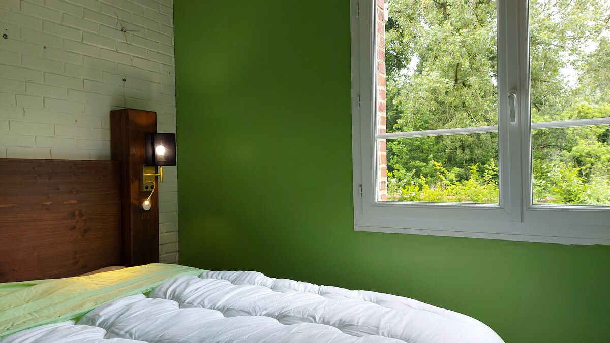 Dhomë gjumi e ISIS me krevat dopio me madhësi dopio "queen" dhe banjë private.
