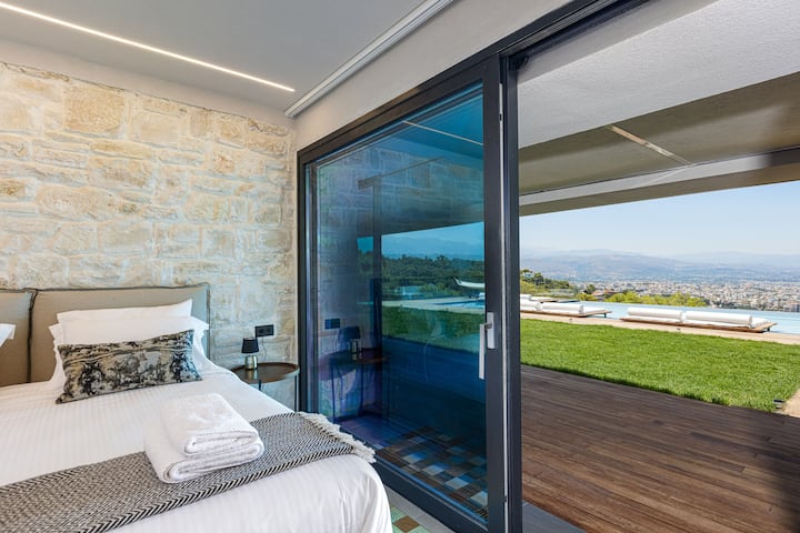 Second bedroom located on the ground floor 