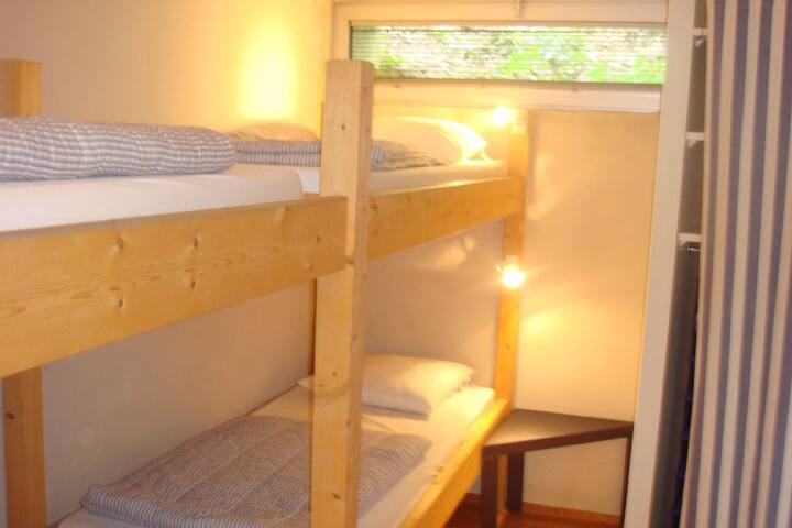 Soba u brvnari s krevetima na kat 