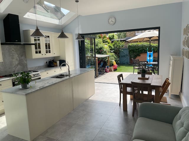 Spacious 4 Bedroom Family Home St Margarets gallery image 4