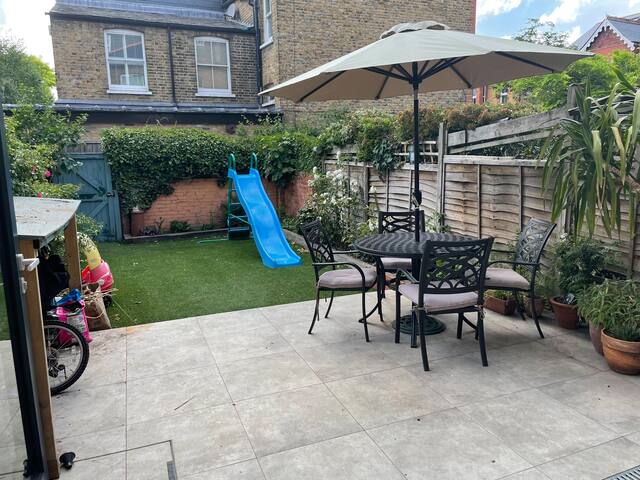 Spacious 4 Bedroom Family Home St Margarets gallery image 5