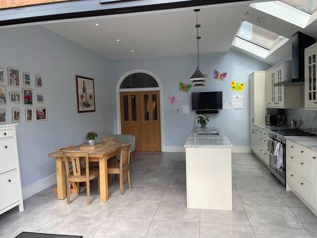 Spacious 4 Bedroom Family Home St Margarets gallery image 3