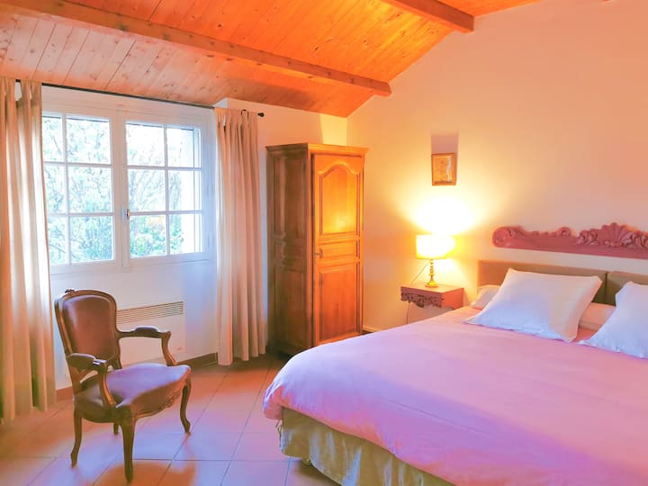 Chumba cha kulala cha Master cha nyumba ya shambani Terre de
Vignes Kingsize bed 180 