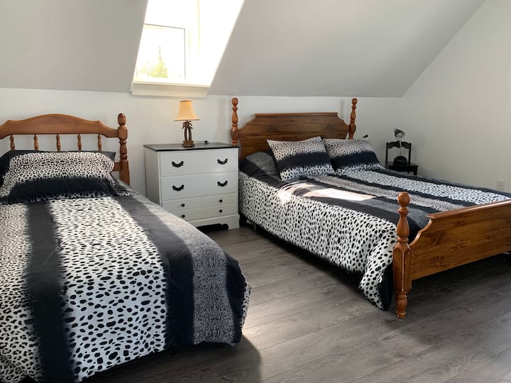 Queen bed and twin bed
