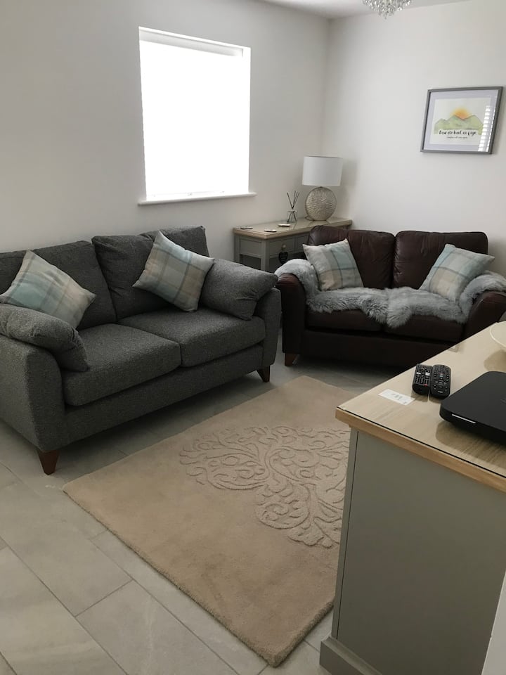 2 Bedroom House, town centre location with parking Townhouses for