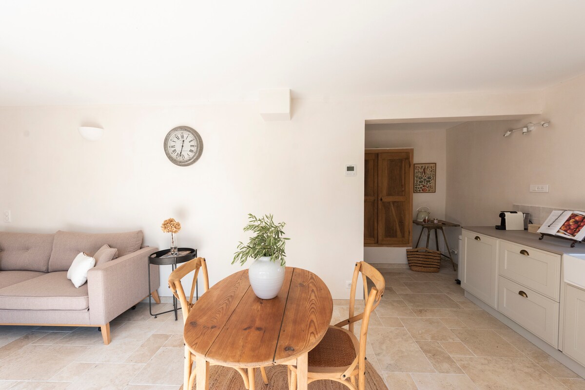 Top Airbnb: Modern 1 bedroom Gite - La Petite Ruche, Luberon. in Apt